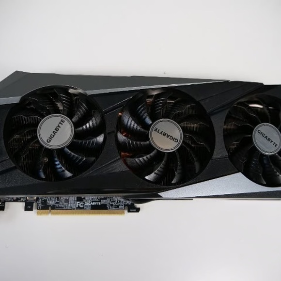 GIGABYTE Black and Silver Graphics Card - Picture 5 of 7